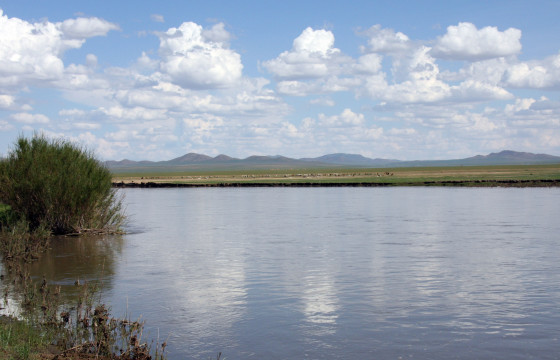Голын усанд суусан суудлын автомашиныг татан гаргажээ