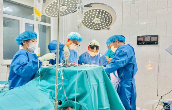 Налайх дүүргийн ЭМТ-ийн мэс заслын эмч нар ГССҮТ-ийн багтай анх удаа тархины мэс заслыг амжилттай хийжээ