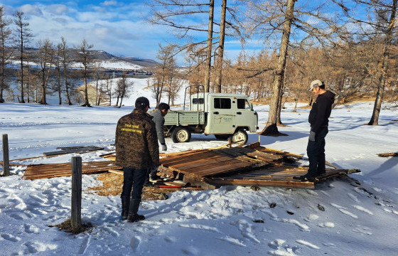 Хөвсгөл нуурын эрэг дагуух айл өрх, үйлчилгээний байгууллагуудын нүхэн жорлонг дарж булах ажил үргэлжилж байна