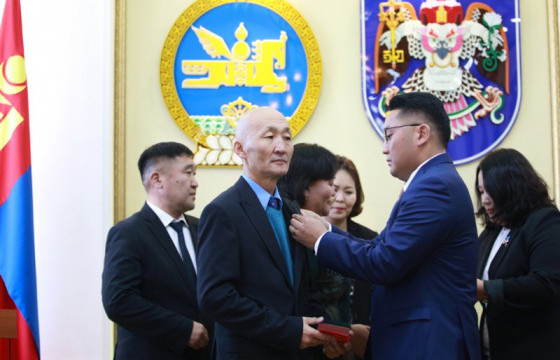 Улс, нийслэлийн хөгжилд үнэтэй хувь нэмэр оруулсан албан хаагчдыг шагналаа