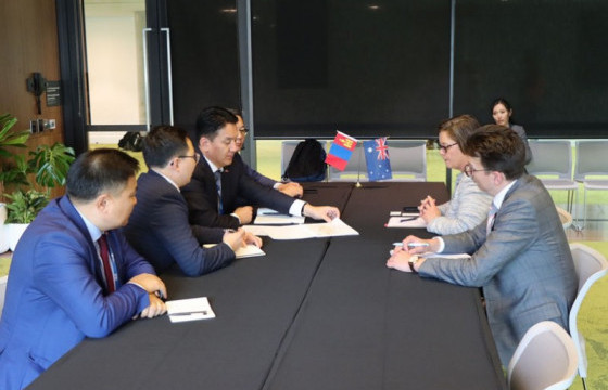 Австралийн холбооны улсын эрдэс баялгийн сайд Маделин Кингтэй уулзлаа