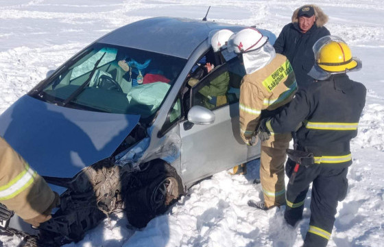 Автомашинд хавчуулагдсан иргэдийг гаргаж, амийг нь аварчээ