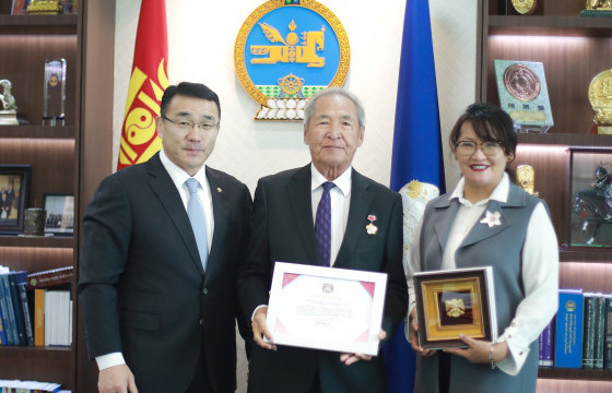 Хөдөлмөрийн баатар Ч.Хурцад орон сууцны батламж гардууллаа