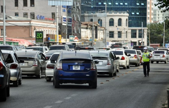 Автозамын хажуу руу унасан автомашиныг татан гаргажээ