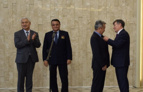 ШУА-ийн ерөнхийлөгч Д.Рэгдэлийг Пушкины медалиар шагнажээ 