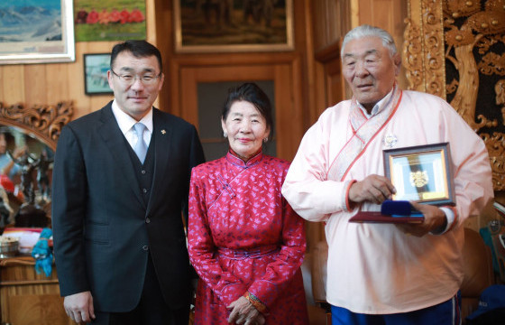 Монгол Улсын Хөдөлмөрийн баатар Х.Баянмөнх аваргыг “Нийслэл хотын Хүндэт иргэн”-ээр өргөмжиллөө