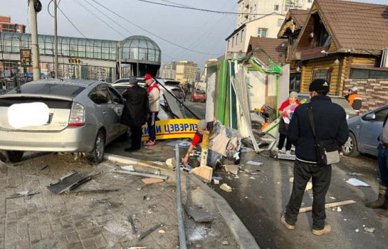 Туслах замаар хурдтай явсан жолооч “Нарта” хими цэвэрлэгээний ногоон мухлагийг мөргөж, осол гаргажээ 