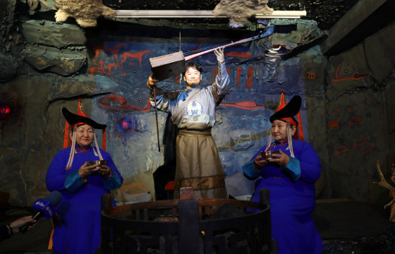 XVII зууны үед хамаарах боржигон хуурыг эх оронд нь эргүүлэн авчран Монголын театрын музейд заллаа