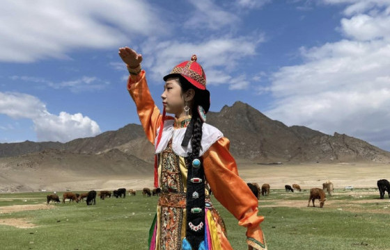 С.Номин Италид болсон ардын бүжгийн уралдааны тэргүүн байрт шалгарлаа