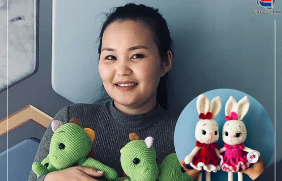 А.ХУЛАН: Хөөрхөн чихмэл бүтээхийн тулд нэхэхдээ хамгийн сайхан зүйлсээ боддог 