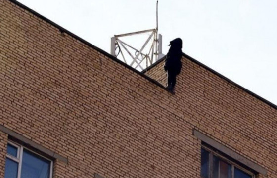 Гар утсан дээрээ бичлэг хийгээд 12 давхраас үсэрсэн 17 настай эрэгтэй хүүхэд нас баржээ 