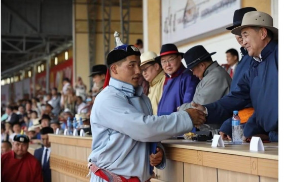 Улсын арслан Б.Орхонбаяр сумынхаа эмнэлэгт шүдний иж бүрэн аппарат хандивлажээ