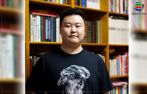 АЮУРЗАНЫН ХАНБОЛД: ТӨГӨЛДӨР ХУУРЧ БОЛООГҮЙ БОЛ ЗОХИОЛЧ, ЗУРААЧИЙН АМЬДРАЛ СОНГОХ БАЙСАН БОЛОВ УУ