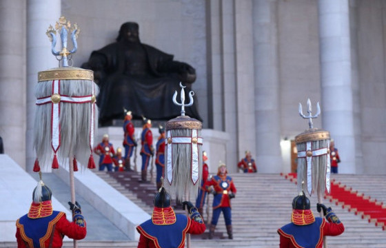 Төрийн далбаа мандуулж, Есөн хөлт Их цагаан тугийг цэнгүүлэв