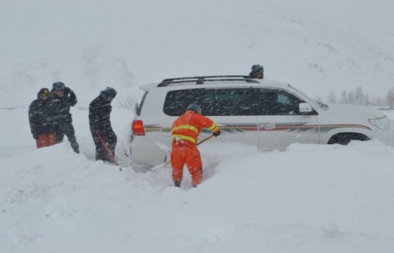 Цасанд суусан машиныг татан гаргажээ