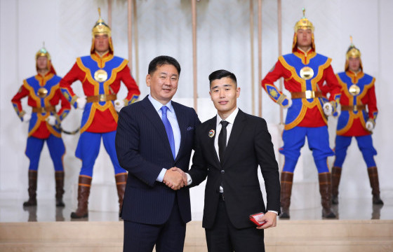 О.Оюунбатыг Хөдөлмөрийн гавьяаны улаан тугийн одонгоор шагнав