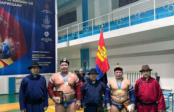 Улсаа тунхагласан өдөр Дарханд үндэсний бөхийн барилдаан боллоо