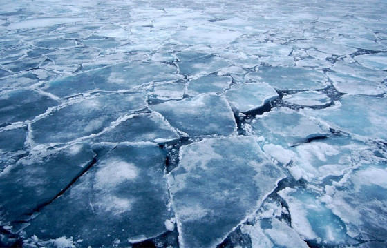 Орхон голын мөс цөмөрсний улмаас суусан машиныг татан гаргажээ