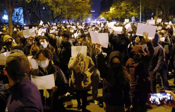 Хятадын ард иргэд “Тэг-Ковид” бодлогыг эсэргүүцэн жагсаж байна