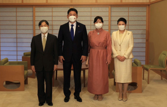  Монгол Улсын Ерөнхийлөгч У.Хүрэлсүх гэргий Л.Болорцэцэгийн хамт Япон Улсын Цог Жавхлант Эзэн Хаан Нарүхито, Эрхэм Дээд Хатан Масако нарт бараалхав 