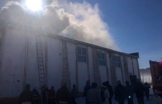 МӨРӨН СУМЫН ТАМГЫН ГАЗРЫН ДАРГА Н.НАМЖИЛНОРОВ: Дотуур байрны үүдний амбаар шатсаны улмаас байрны сурагчдыг сургуулийн номын санд байлгаж байна