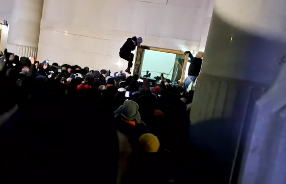 Жагсагчид Төрийн ордны хаалгыг эвдэж, орлоо