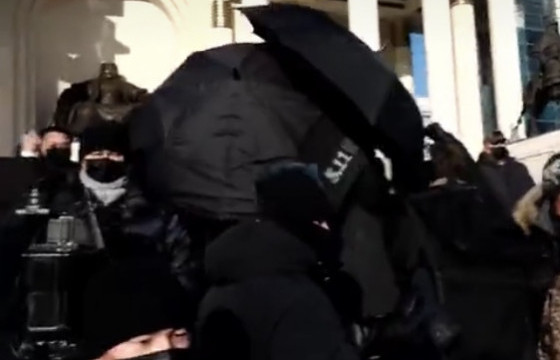 Ерөнхий сайд Л.Оюун-Эрдэнийг жагсагчидтай уулзаж байх үеэр иргэд чулуу шидэж эсэргүүцлээ илэрхийллээ