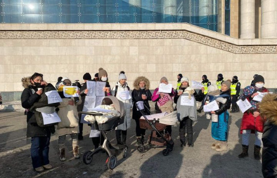 Талбайн жагсаалд нялх хүүхэдтэй ээжүүд нэгджээ