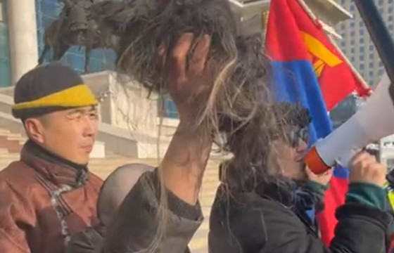 НҮҮРСНИЙ ХУЛГАЙЧДЫГ ЗАРЛАХЫГ ШААРДСАН ЖАГСААЛЫН ҮЕЭР НЭГ ЭМЭГТЭЙ ҮСЭЭ ХУСАЖ, ЭСЭРГҮҮЦЛИЙН ХУРЦ ХЭЛБЭРТ ШИЛЖЛЭЭ