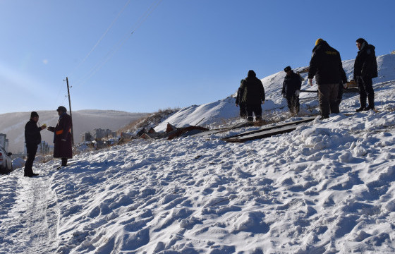 Орц, гарц хаасан, зөвшөөрөлгүй барьсан хашаа, хайсыг буулгаж байна