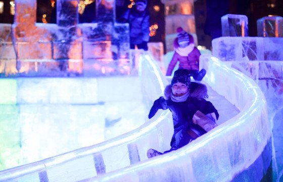 Төв цэнгэлдэх хүрээлэнгийн дэргэд мөсөн хотхон байгуулж байна