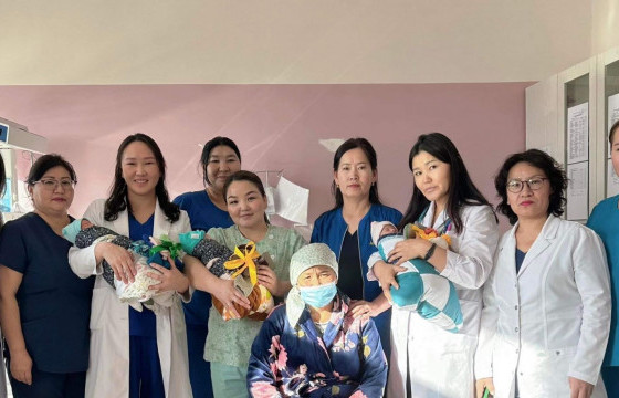 Налайх дүүргийн Эрүүл мэндийн төвийн Төрөх, эмэгтэйчүүдийн тасагт гурван ихэр охин мэндэлжээ