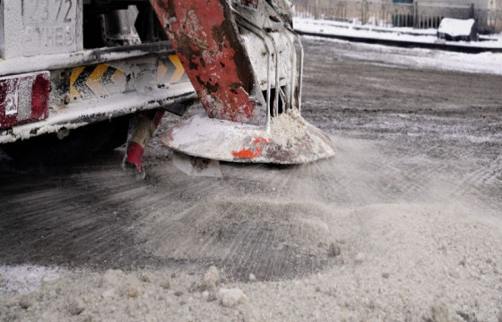 Авто замын уулзвар, халтиргаа үүсэж болзошгүй замуудад 144.3 тонн давс цацлаа