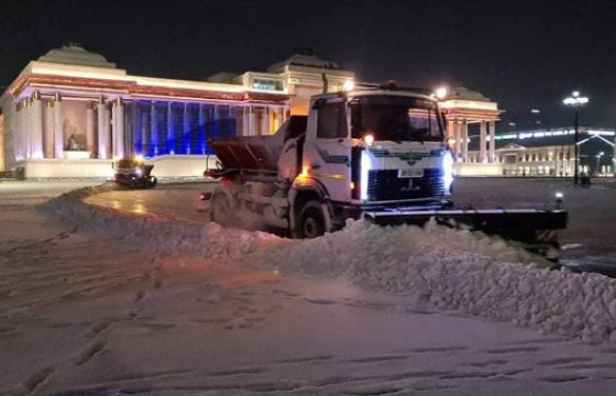 Автозамын уулзвар, халтиргаа үүсэж болзошгүй замд 144.3 тонн давс цацжээ