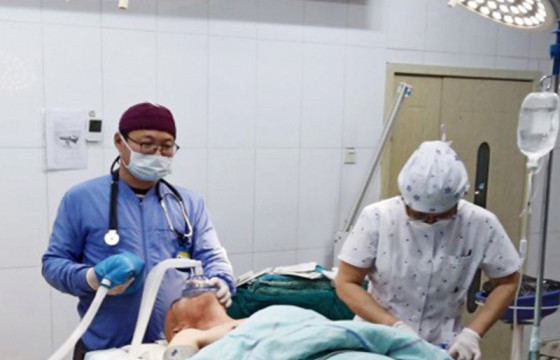 ГССҮТ-ийн эмч нар алсын дуудлагаар гавал тархины хүнд гэмтэлтэй үйлчлүүлэгчид мэс засал хийжээ