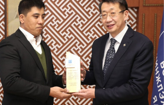 Инновацийн тэтгэлэг хүртсэн докторууд БШУЯ-ны сайдын нэрэмжит шагналаа гардан авлаа