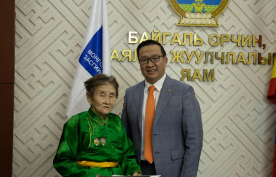 Зайсангийн уугуул иргэд газрын гэрчилгээгээ гардан авлаа