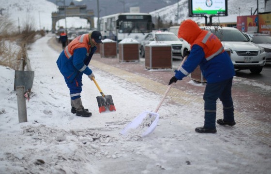 Зам талбай цэвэрлэж, халтиргаа гулгаанаас сэргийлж бай