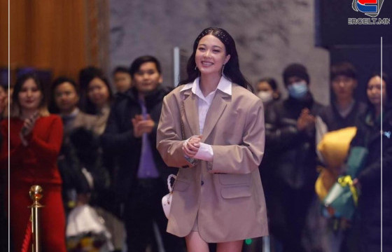 Залуу жүжигчин Ц.ЦЭЛМЭГ: Хүн инээлгэнэ гэдэг уйлуулахаасаа хэцүү юм билээ 