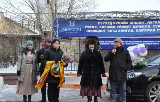 Их мастер Т.Мөнхзулд “Toyoto Sai” маркийн автомашин бэлэглэв