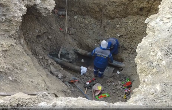 Баянзүрх дүүргийн 10 дугаар хороонд цэвэр усны шугам задарч, таван айлын гэр усанд автжээ