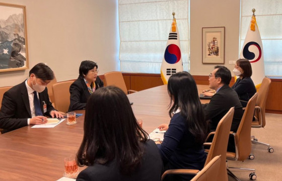 БНСУ-ын Гадаад хэргийн дэд сайд Ли Ду Хүн Элчин сайд Э.Сарантогосыг хүлээн авч уулзлаа