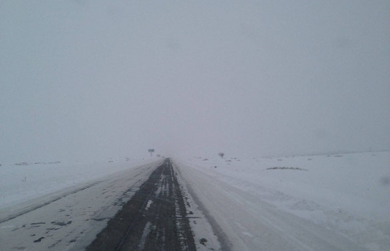 Цасанд суусан автомашиныг татан гаргажээ