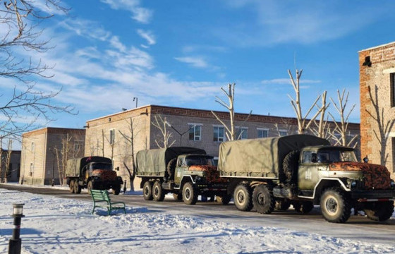 Өвөлжилт хүндэрсэн зарим суманд ЗИЛ-131 маркийн автомашинаар зам гаргаж байна