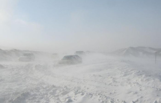 Цасанд суусан автомашиныг татан гаргажээ