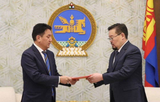 Уул уурхай, хүнд үйлдвэрийн сайд Ж.Ганбаатар тогтоолын төсөл өргөн мэдүүллээ