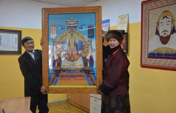 Баянхонгор аймгийн өндөр настан Б.Дашгомбо утсан наамлаар Чингис хааны хөргийг бүтээжээ