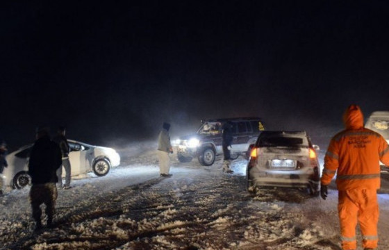 Алба хаагчид цасанд суусан 17 автомашиныг татан гаргаж, 56 хүний аюулгүй байдлыг хангалаа