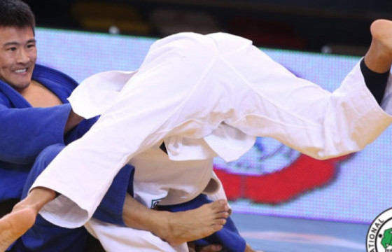 Д. Алтансүх шөвгийн наймд үлдлээ