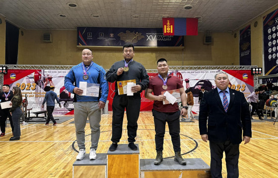 Э.Содномпэлжээ хэвтээ шахалтын улсын аваргад түрүүлжээ